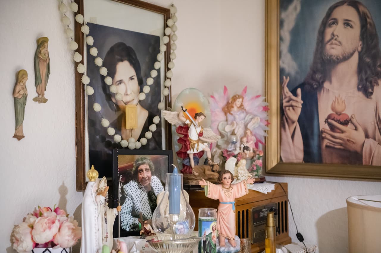 Un altar en la casa de Guadalupe María Zavalas, quien perdió a su esposo por covid-19 el pasado 12 de noviembre. Texas es el único estado donde la mayoría de los muertos por coronavirus son de origen latino: 
<a href="https://static.univision.com/especiales/noticias/formatos/texas-el-estado-con-la-mayor-tasa-de-mortalidad-entre-latinos-barchart-5083/index1604709513.html" target="_blank">un 55,2% cuando representan el 40% de su población</a>.