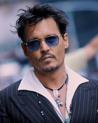 Jhonny Depp, quien fue nominado tres veces al Óscar, se involucró en diversos problemas debido a su consumo de alcohol. En una ocasión declaró que bebía solo para “soportar la fama”. Tras protagonizar un escándalo por subir en evidente estado de ebriedad a presentar un premio, y faltar a la premiere de su película 'Into the Woods', se dio a conocer que estuvo internado en una clínica de rehabilitación.