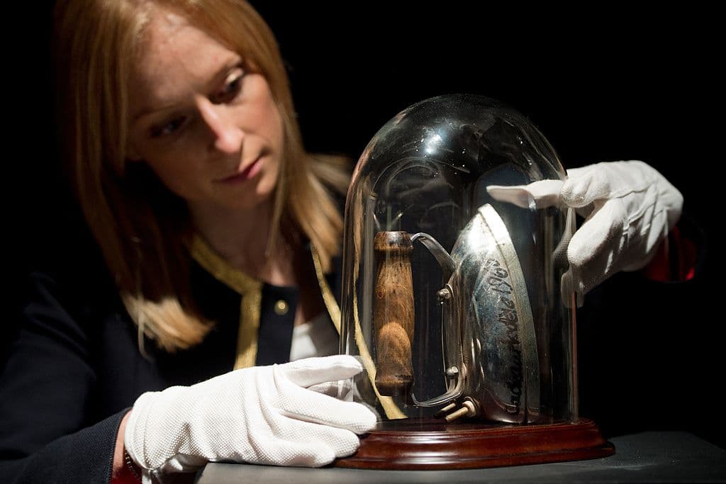 Las intervenciones artísticas datan desde hace décadas y una de las más bizarras es aquella hecha por el artista americano Man Ray. Se trata de la obra 'The Gift', que consiste en una plancha con una hilera de tachuelas en el centro. La pieza expresa el movimiento dadaísta y fue creada en 1921 para la inauguración de la primera exposición de Man Ray individual en París.