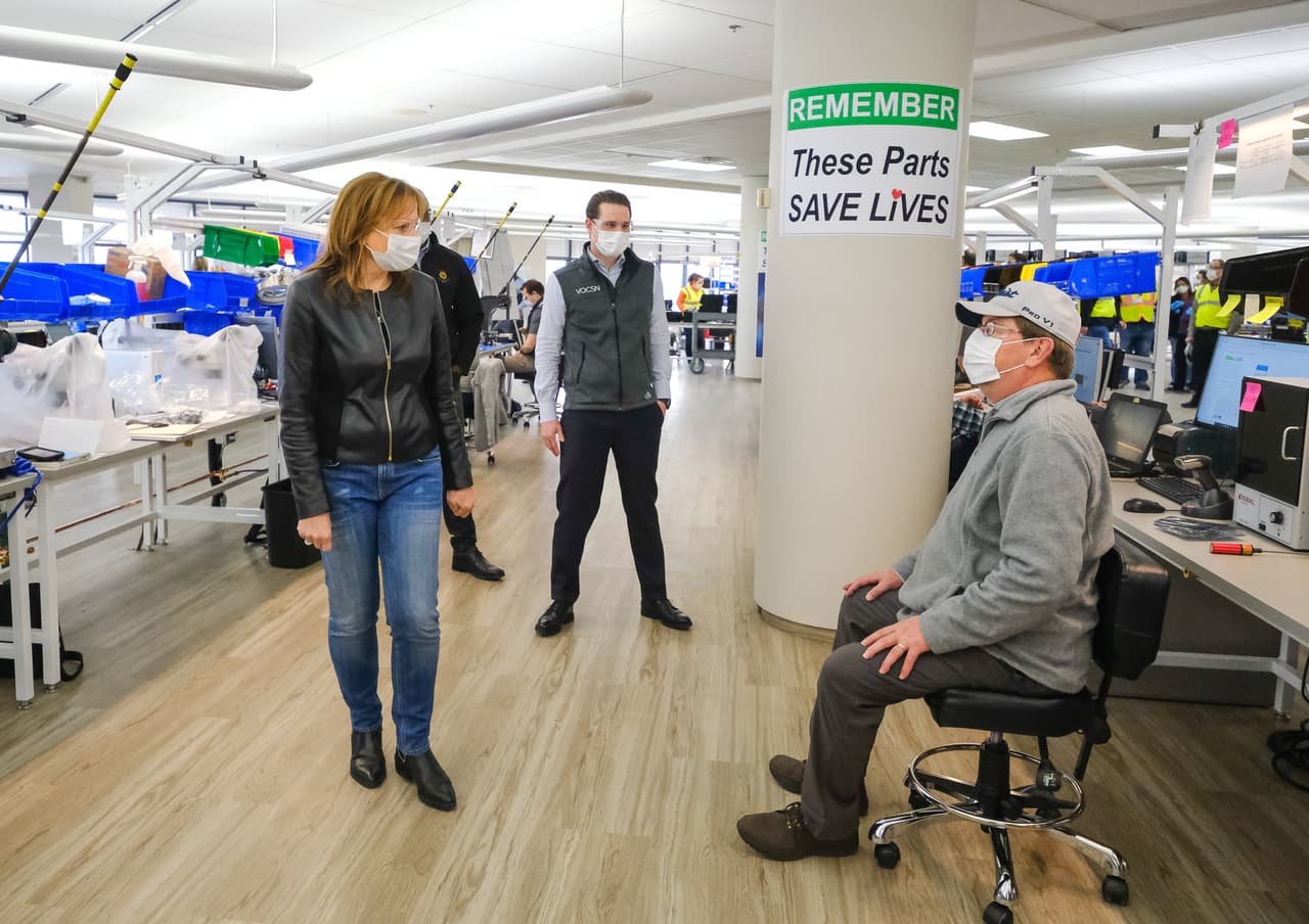 La presidenta y directora general de General Motors, Mary Barra (izq. a der.) y el director general de Ventec Life Systems, Chris Kiple, conversan con un trabajador mientras recorren las instalaciones de fabricación de GM en Kokomo, Indiana.