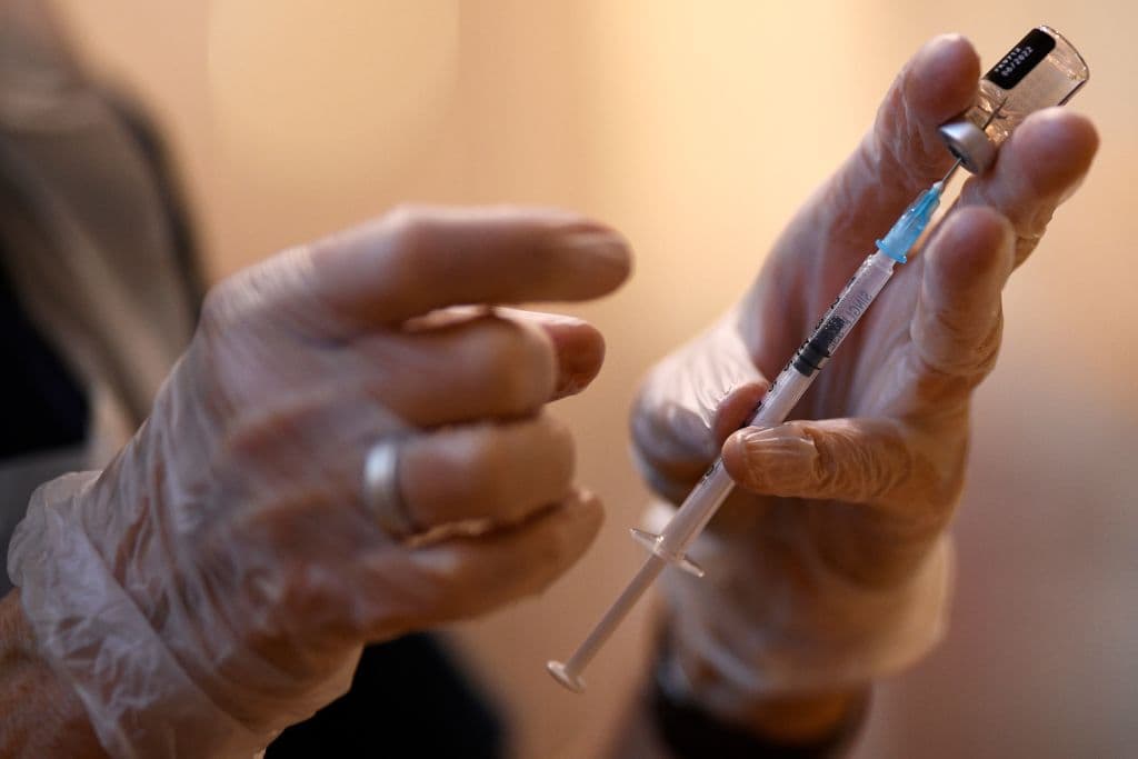 Las autoridades sanitarias del mundo han urgido vacunarse ante la propagación de la variante ómicron, de la cual todavía quedan interrogantes clave por conocer.