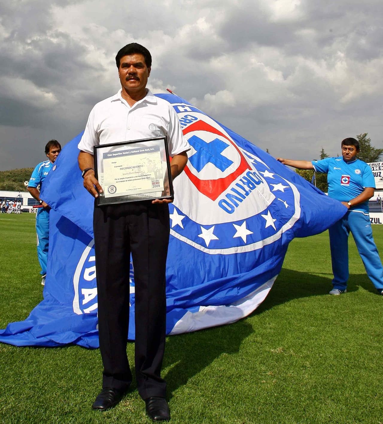 Hermano del legendario goleador mexicano Luis Flores, Ignacio Flores defendió los colores del Cruz Azul y además jugó para México en el Mundial de 1978. Fue asesinado en el 2011 cuando viajaba en su automóvil en Cuernavaca, México.