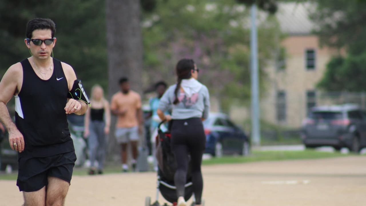 Madres de familia aprovechan la oportunidad para sacar a sus bebes a pasear y hacer ejercicio al mismo tiempo.