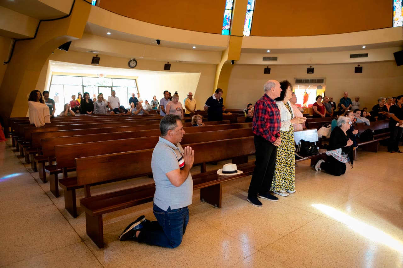 <b>Asistir a un servicio religioso en interiores: alto riesgo</b>
<br>Los servicios de adoración involucran a personas de diferentes hogares que se reúnen en el interior, por un tiempo prolongado. "
<b>Todos los ingredientes están ahí para el potencial de que muchas personas se infecten en el corto tiempo</b>", dice Kimberly Powers, epidemióloga de la Universidad de Carolina del Norte en Chapel Hill. Ella señala brotes relacionados con iglesias: 
<b>en uno, 35 de 92 personas que asistieron a un servicio en una iglesia rural de Arkansas desarrollaron COVID-19.</b>
<br>
<br>Cantar, ya sea desde los bancos o el coro, es de alto riesgo, señalaron varios expertos, citando un estudio de una práctica de coro en el estado de Washington donde más de la mitad de los asistentes se infectaron.
<br>
<br>
<b>Lo que altera el riesgo</b>: si las personas están apropiadamente distanciadas socialmente, usan máscaras y evitan cantar, puede reducir el riesgo. También evite cualquier elemento de adoración compartido como himnarios.
<br>
<br>El riesgo disminuye si los lugares de culto se adaptan y para ello el CDC publicó un protoclo.