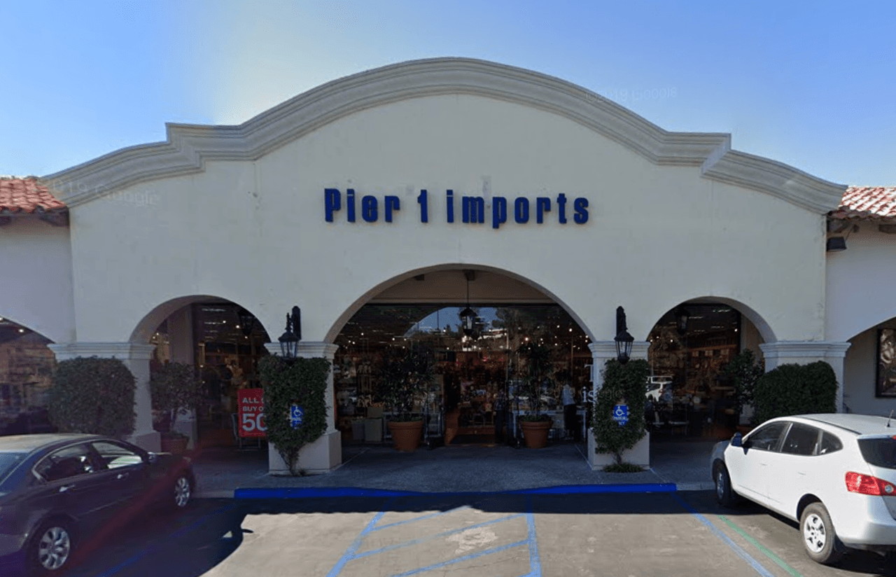 Dirección: 33 N Moorpark Road, Thousand Oaks.