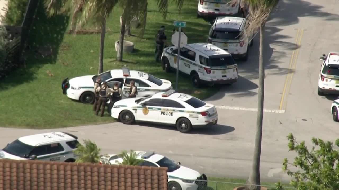 Cierran dos escuelas de Miami-Dade tras búsqueda de hispano sospechoso de robo