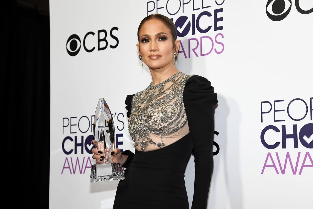 Mira detalles del hermoso vestido negro con un pectoral de incrustaciones metálicas de la diseñadora libanesa Reem Acra que usó durante la noche.