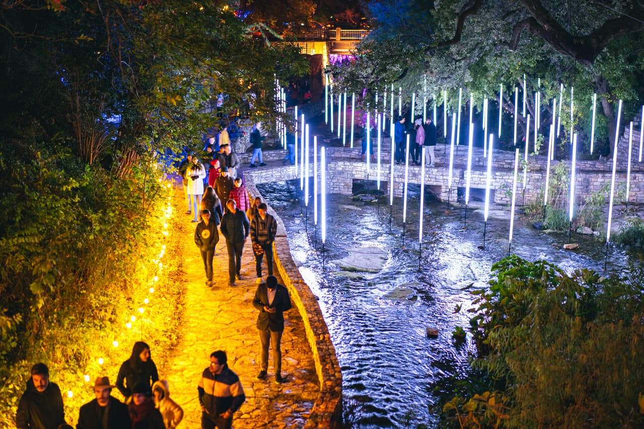 De acuerdo con las recomendaciones de la Ciudad de Austin y los CDC, se anima a todos los invitados a usar mascarillas.