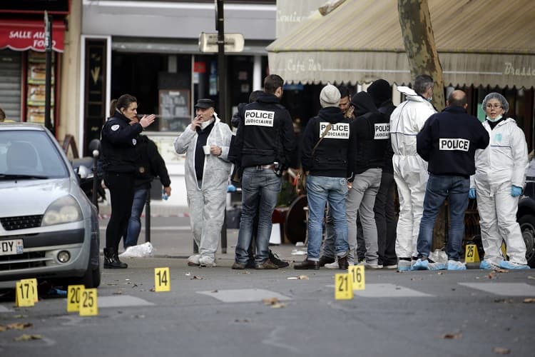 Los investigadores siguen inspeccionando los lugares de los atentados para encontrar pistas de los autores.