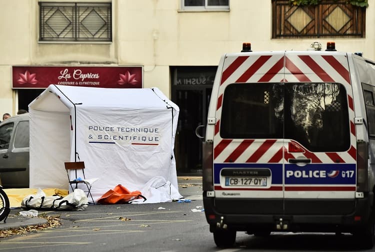 Un equipo de forenses en la Calle de Charonne.