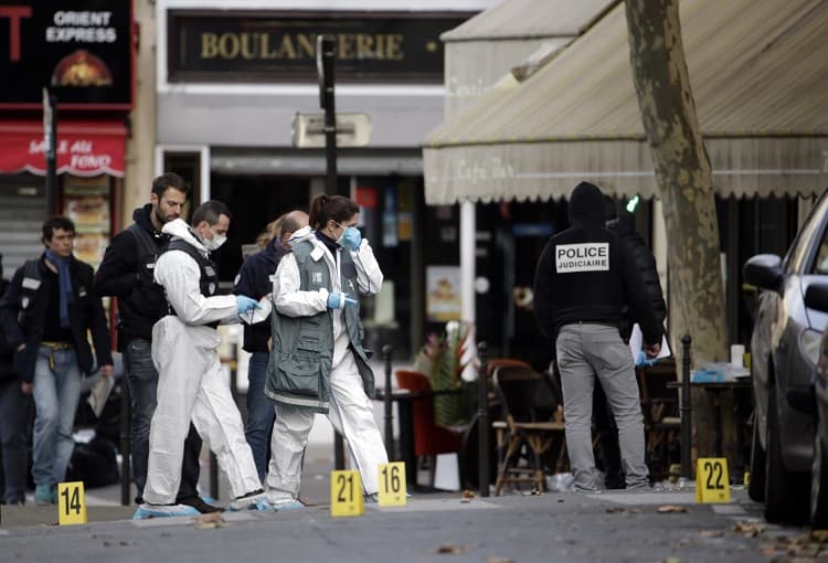 Agentes forenses cerca del Cafe Bonne Biere en la Calle Faubourg du Temple