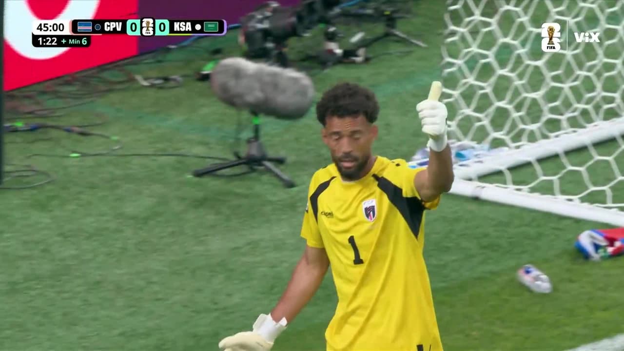 ¡Vozinha apaga el peligro! El arquero de Cabo Verde controla el balón