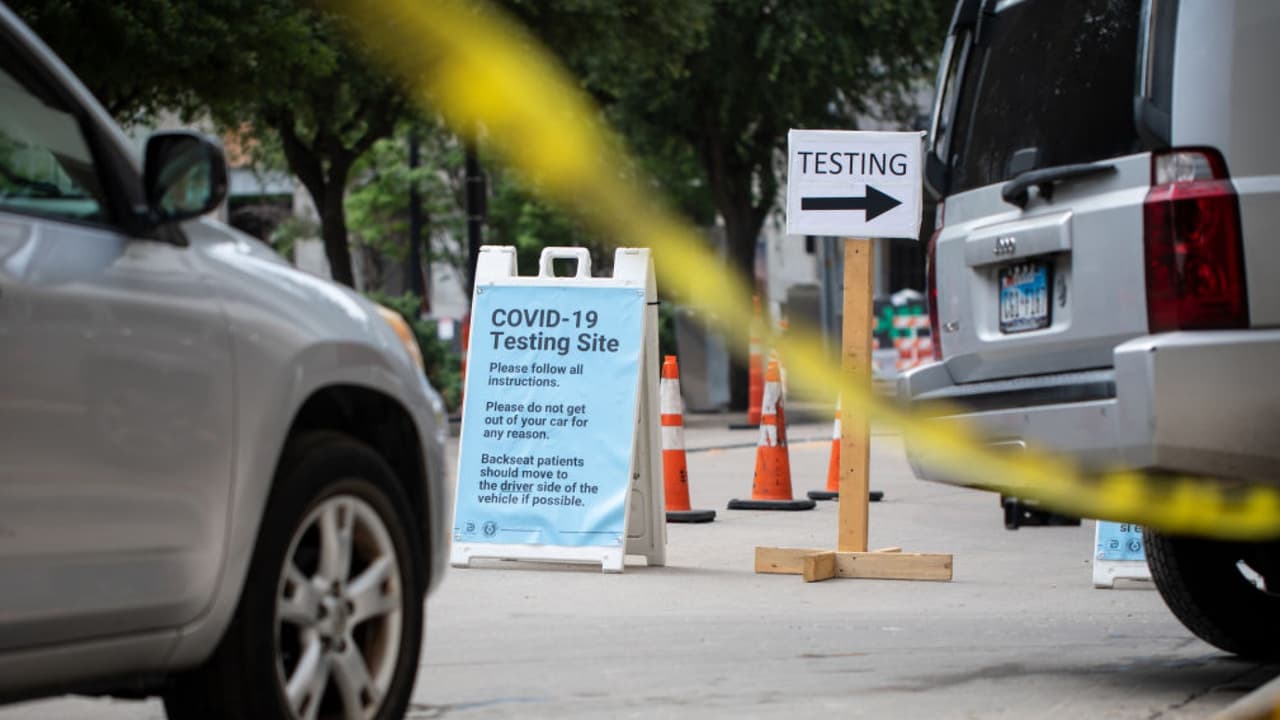 Los comisionados del condado Dallas discuten las quejas por demoras para recibir los resultados de coronavirus
