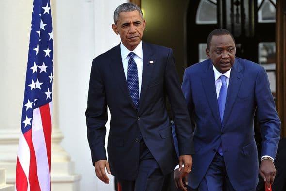 Barack Obama y Uhuru Kenyatta llegan a una conferencia de prensa en la Casa de Gobierno de Nairobi.