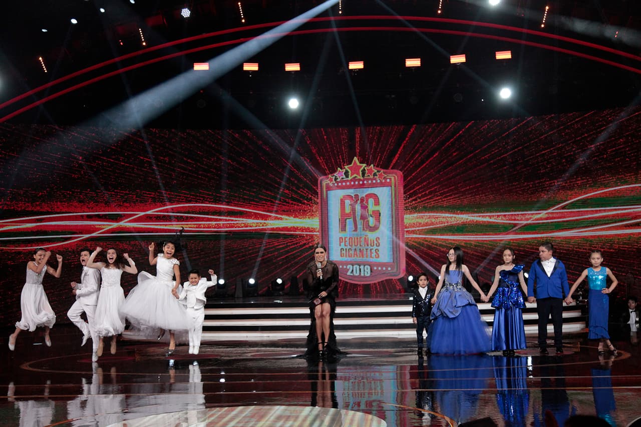 Después de recibir el sobre con los resultados, Galilea leyó su contenido. 'Giovani y los Sacachispas' eran los ganadores indiscutibles.