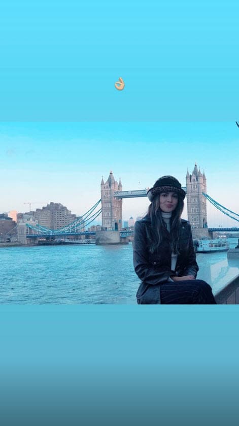 En esta instantánea que tiene de fondo el London Bridge, Eiza luce con una mueca de molestia.