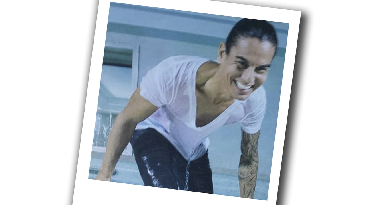 Julio es hijo del reconocido cantautor español Julio Iglesias.