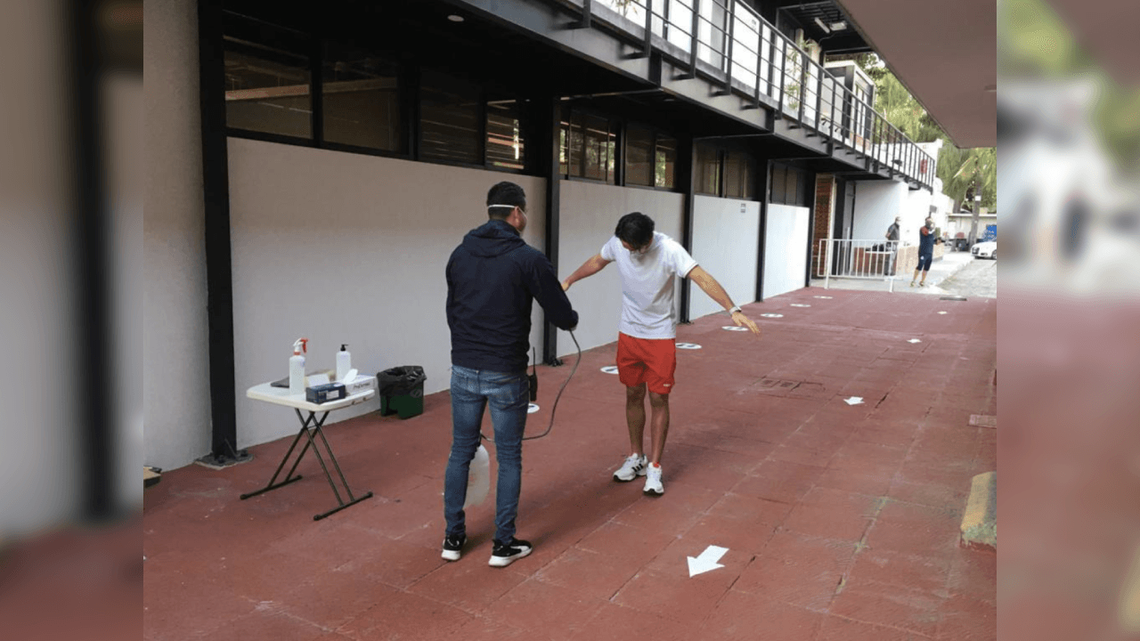 Sanitizan a los jugadores desde el primer proceso.