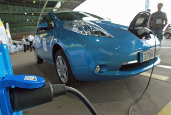 Este programa ofrece más de $10,000 para cambiar tu auto viejo por uno híbrido o eléctrico