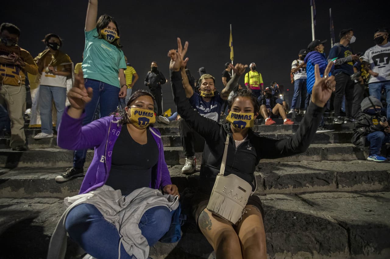 Autoridades de la Alcaldía Coyoacán resguardaron el perímetro del Estadio Olímpico Universitario horas antes del cotejo, pero nada detuvo a los hinchas auriazules para alentar a su escuadra en el primer episodio de la Gran Final del Guard1anes 2020.