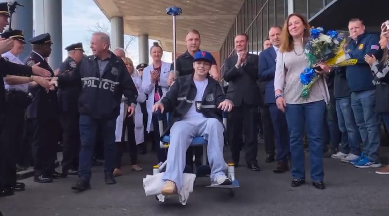 Entre ovaciones deja el hospital policía novato que recibió balazo en funciones