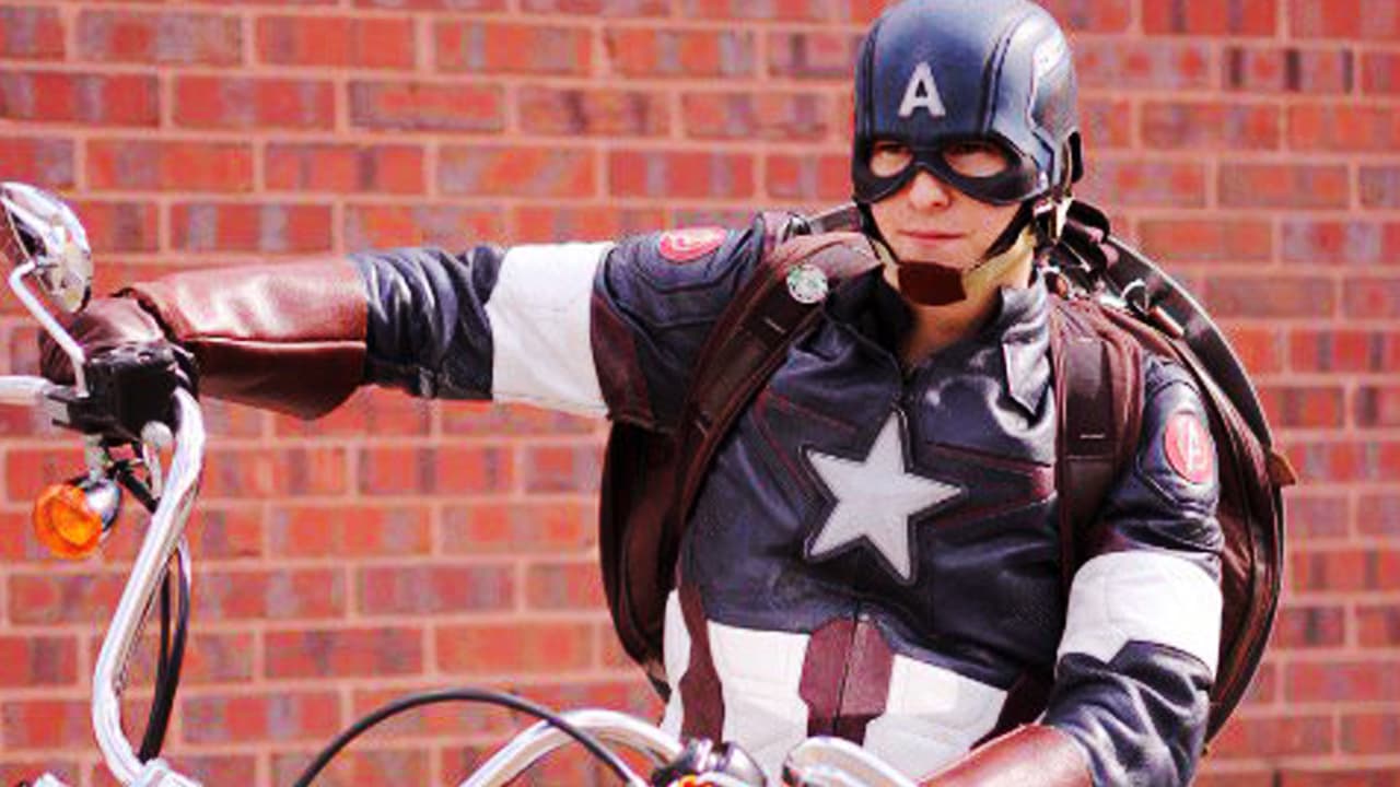 Héroe de carne y hueso: este 'Capitán América' recorre todo el país llevando sonrisas a niños