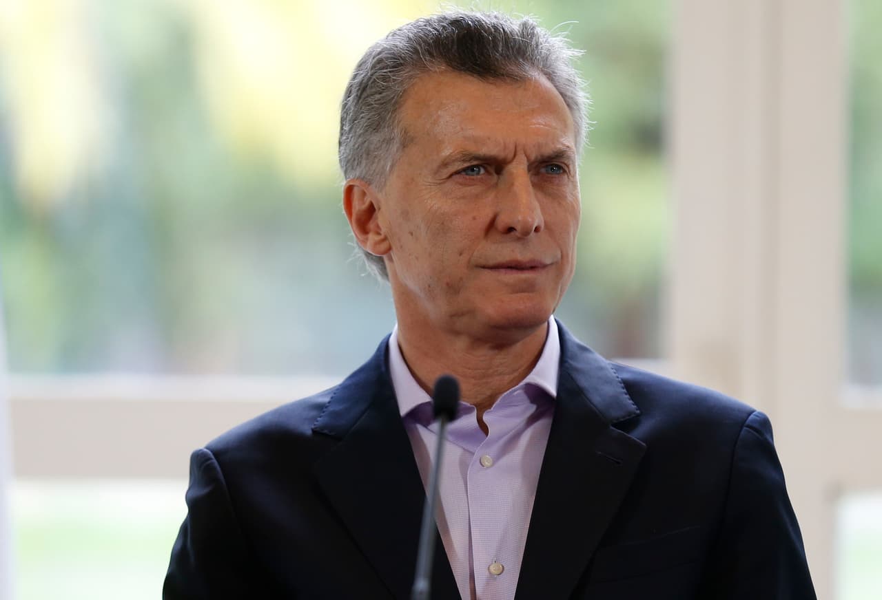 <b>Mauricio Macri. </b>El presidente argentino Mauricio Macri y otros miembros de su familia 
<a href="https://www.univision.com/test/nueva-filtracion-de-los-papeles-de-panama-revela-secretos-financieros-adicionales-de-lionel-messi-de-politicos-y-de-algunos-delincuentes">eran directores de Fleg Trading, según reveló la investigación</a> original de los Papeles de Panamá. Su padre era el dueño y las leyes antilavado de dinero exigen que el bufete debía conocer esa información. Por eso, luego de Panamá Papers, los empleados de la firma discutieron la posibilidad de falsear la información en un documento y ponerle una fecha anterior con la confirmación del nombre del dueño. Pero el contador descartó la idea por condiderarla "muy arriesgada" ya que la carta "podría ser refutada fácilmente por un calígrafo experto". Los nuevos archivos también muestran que Mossack Fonseca no conocía las conexiones de la familia Macri con BF Corporation, otra empresa ficticia que pertenece a sus hermanos.