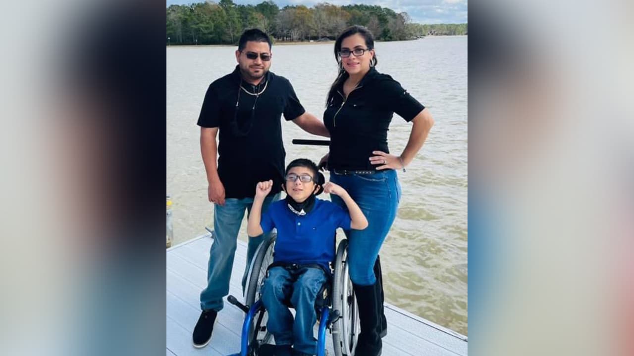 Para la familia Michael es un niño milagro, nació a las 27 semanas, pesando solamente 3 libras, pasó varios meses internado en el hospital, padece parálisis cerebral y no puede caminar, sin embargo, la familia no pierde la esperanza de que un tratamiento lo ayude a salir adelante.