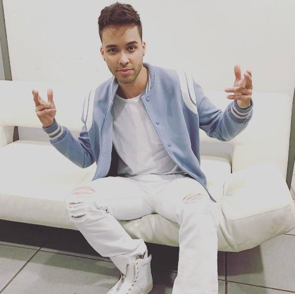 Prince Royce muy nervioso momentos antes del estreno de 
<b><a href="http://www.univision.com/shows/pequenos-gigantes">Pequeños Gigantes</a></b>.