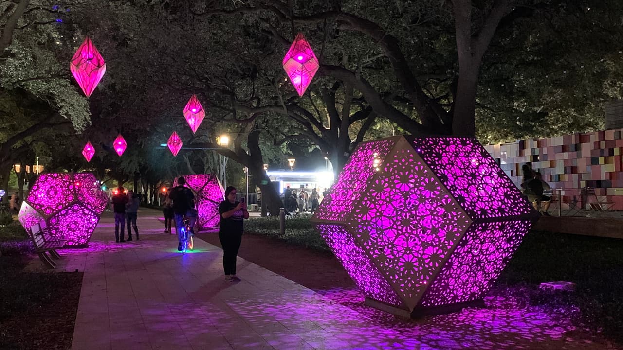 Camina por los pasillos del parque bajo las
<a href="https://www.univision.com/local/houston-kxln/magical-winter-lights-navidad-luces-festival-houston-fotos">luces brillantes</a> del centro de Houston.