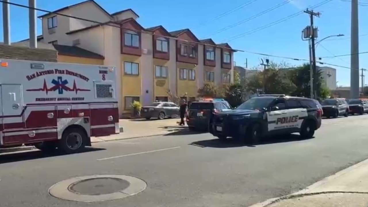 Hombre investigado por homicidio en un hotel de San Antonio dejó un mensaje antes de herirse