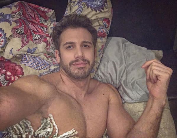 Es mexicano, tiene 30 años y también es actor de teatro y telenovelas.