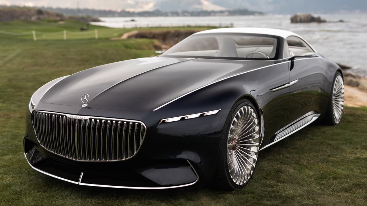 El Vision Mercedes-Maybach 6 Cabriolet se ve como 
<b>pez en el agua</b> en los exclusivos campos de golf de Pebble Beach en Monterey en el estado de California.