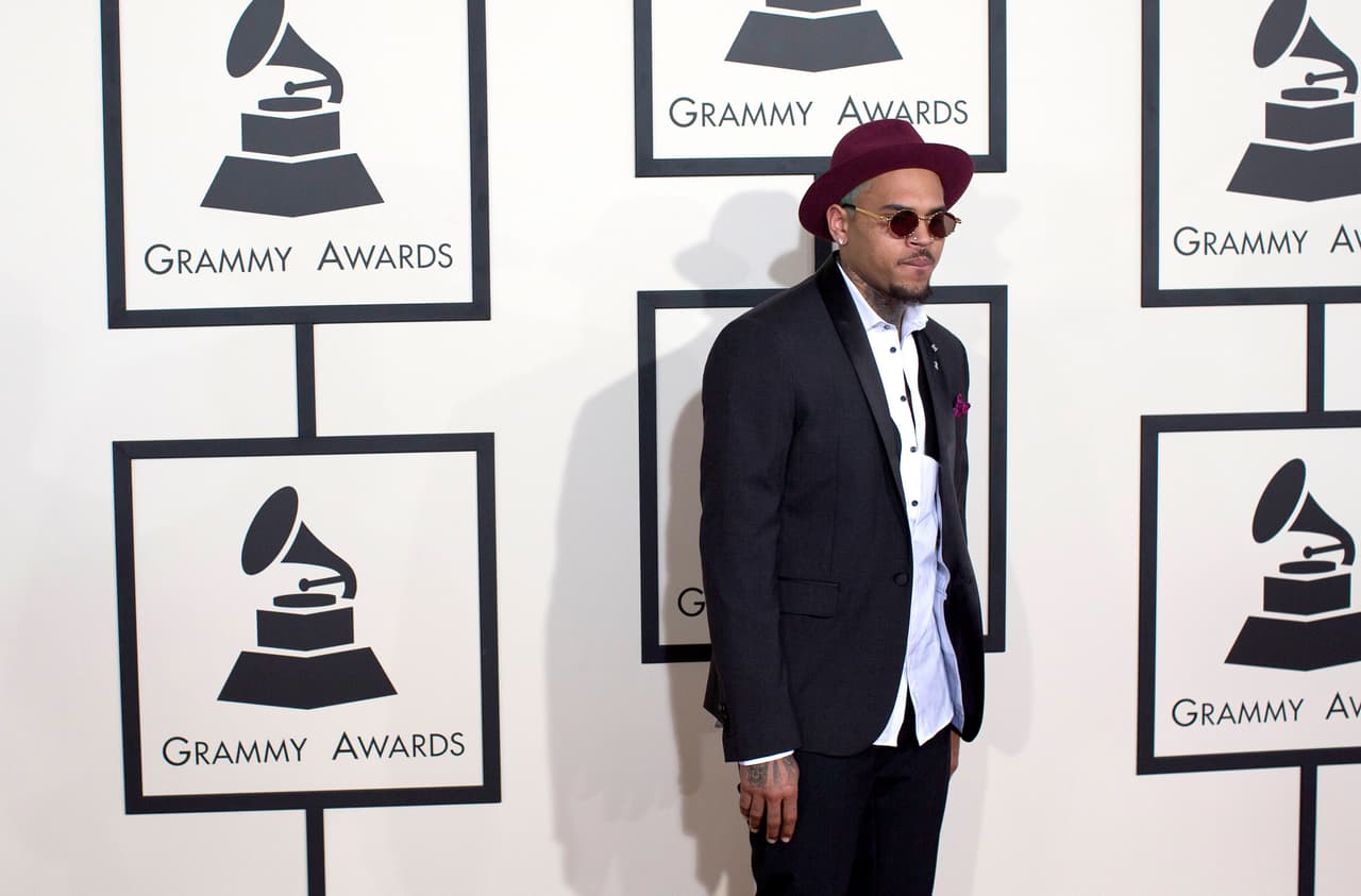 Un fotógrafo demandó a Chris Brown luego de que los guardaespaldas del artista lo agredieran por captar algunas imágenes del exnovio de Rihanna.