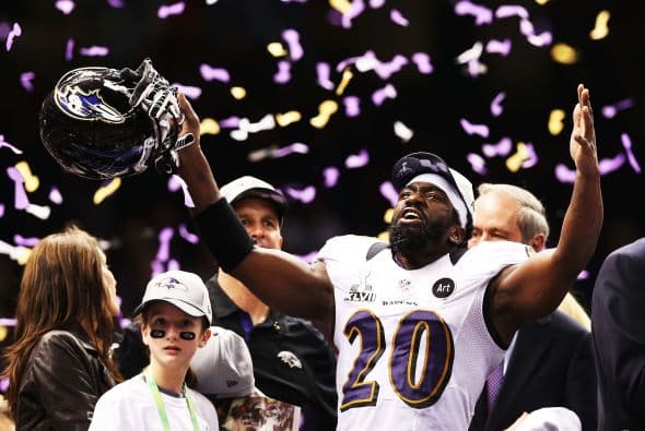 La gran fiesta deportiva del año en Estados Unidos, el Super Bowl de la Liga Nacional de Fútbol Americano (NFL), en su cuadragésima séptima edición, ya forma parte de la historia con los Ravens de Baltimore como nuevos campeones al vencer por 34-31 a los 49ers de San Francisco. Los pronósticos se cumplieron, los Ravens llegaron al Mercedes-Benz Super Dome de Nueva Orleans con el mejor mariscal de campo del momento, Joe Flacco, y la mejor defensa de la NFL, ambos factores se hicieron presentes en los momentos decisivos que hicieron posible el triunfo y el conseguir el segundo trofeo Vince Lombardi en la historia de la franquicia de Baltimore. Flacco, de 28 años, fue el líder perfecto en la primera parte al conseguir tres pases de anotación, que lo dejaron como el sexto mariscal que lo consigue en la historia del Super Bowl y una ventaja parcial de 21-6 al descanso que sería decisiva. El safety Ed Reed, nativo de New Orleans, empataría la mejor marca de la fase final de la NFL con nueve robos aéreos, mientras que Kaepernick quedaría con la mancha de la interceptación que sufrió. Antes que se diese el ya histórico apagón, el primero en un Super Bowl, el receptor abierto Jacoby Jones también quiso entrar en los libros de las marcas al conseguir nada más comenzar el tercer periodo al regresar 108 yardas de "touchdown" una devolución de balón, la mejor de todos los tiempos. Kaepernick y los 49ers vivieron los momentos estelares del partido al conseguir 23 puntos en menos de 13 minutos, 17 fueron consecutivos. Lewis, no brilló como en el primer Super Bowl del 2001 cuando ganó el premio de Jugador Más Valioso (MVP), que esta vez le fue con todos los honores a Flacco, al completar 22 de 33 pases para 287 yardas, sin interceptaciones, pero hizo seis derribos y cuatro fueron "placajes" solitarios. Suficientes para que los Ravens lograsen el segundo trofeo Vince Lombardi en su historia y Lewis pudiese cerrar con broche de oro su legado de 17 temporadas brillantes dentro de la competición de la NFL. Mientras que la revelación de la temporada Kaepernick confirmó que es un mariscal muy especial, lleno de energía, que corre como nadie, que tiene un dinamismo único, pero que todavía no pudo emular a los legendarios Montana y Young, que lo precedieron al frente de los 49ers en los cinco Super Bowls que disputaron y que consiguieron ganar. Los jugadores de los 49er, encabezados por el corredor Frank Gore insistieron que su equipo fue mejor como conjunto que los Ravens se aprovecharon de acciones aisladas. Pero el marcador final estableció que los ganadores fueron los Ravens, por eso dos hermanos, John y Jim Harbaugh, los primeros en la historia de la NFL que dirigieron a los equipos que disputaron un título de Super Bowl, al concluir el partido fueron al encuentro y se dieron un gran abrazo.