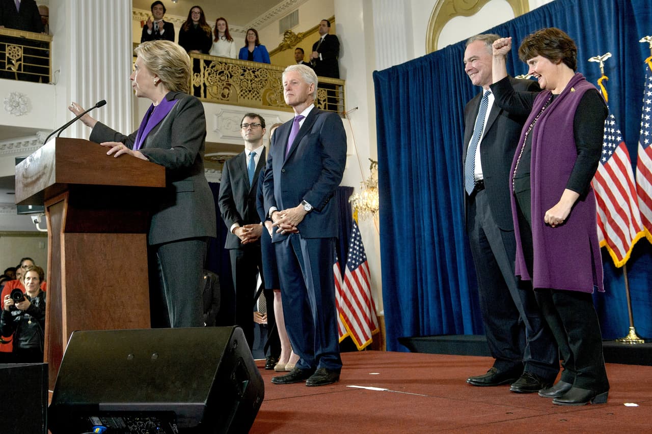Anne Holton, esposa del senador, Tim Kaine, fórmula presidencial de Hillary, también llevó púrpura en su ropa.