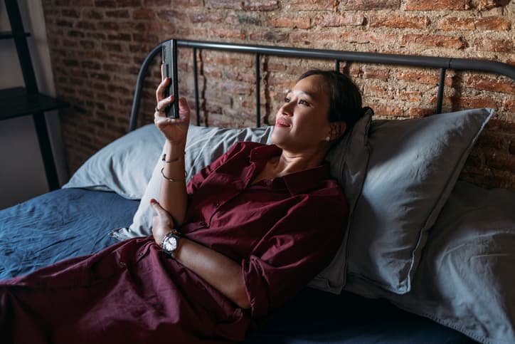 <b>Evita la luz azul que emiten tu celular o computadora</b>. Las redes sociales tampoco son una buena idea, porque es fácil engancharse y entrar en un estado mental de agitación. Empieza a relajarte cuando se acerque la hora de dormir: nada de luces brillantes ni de charlas o actividades estresantes.
<br>