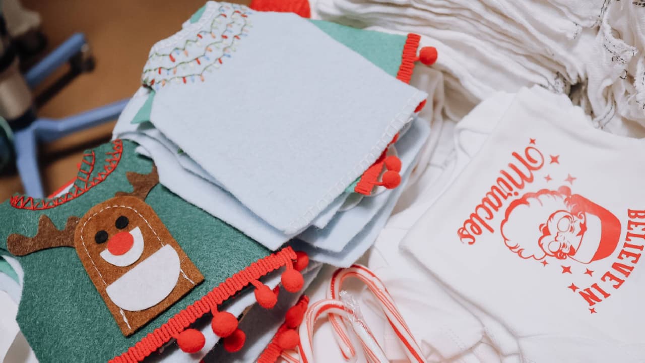 También recibieron ropa con la leyenda “Cree en los milagros”, que según el hospital, es “un verdadero testimonio de la increíble fortaleza de nuestros pacientes de NyICU”.