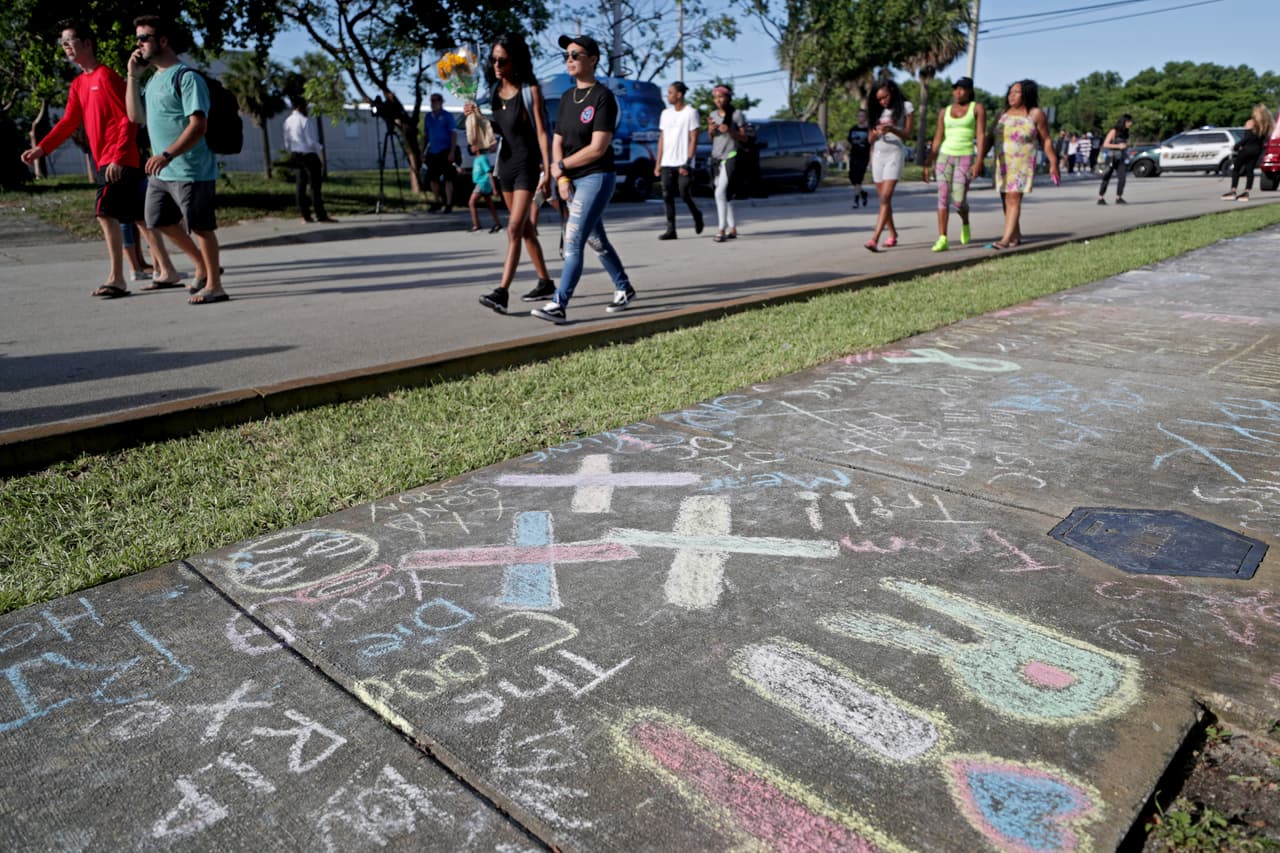Los fans de XXXTentacion llenaron unas 100 yardas de la acera cercana al lugar del incidente con mensajes escritos en tiza.