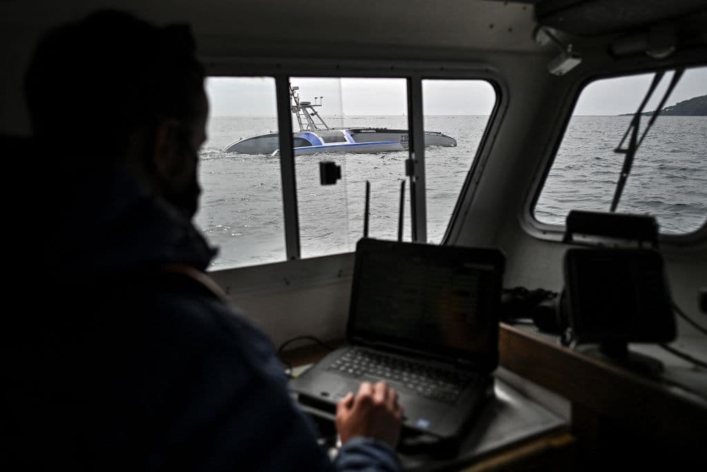 <b>Un periplo histórico</b>. El barco debe tardar tres semanas en reproducir, desde la bahía de Plymouth, en el suroeste de Inglaterra, el trayecto hasta otra Plymouth, en Massachusetts, que el "Mayflower" original efectuó hace 400 años, en 1620, con un centenar de peregrinos a bordo.