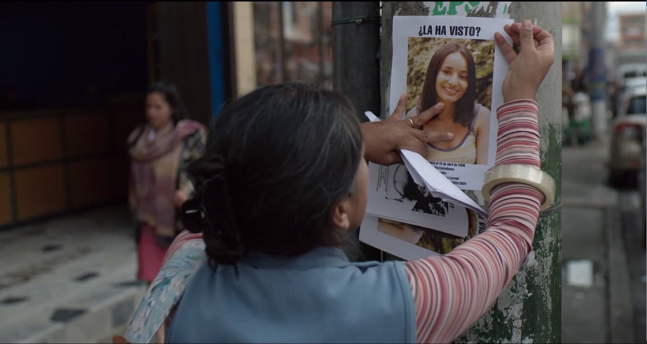 After the officer’s lazy answer, Evelina decided not to count on the authorities and prepared herself to go look for her daughter in Culiacán. She asked around about her in bars and to the people in the street, and she also pasted some of Maartha’s pictures on walls and lampposts.
