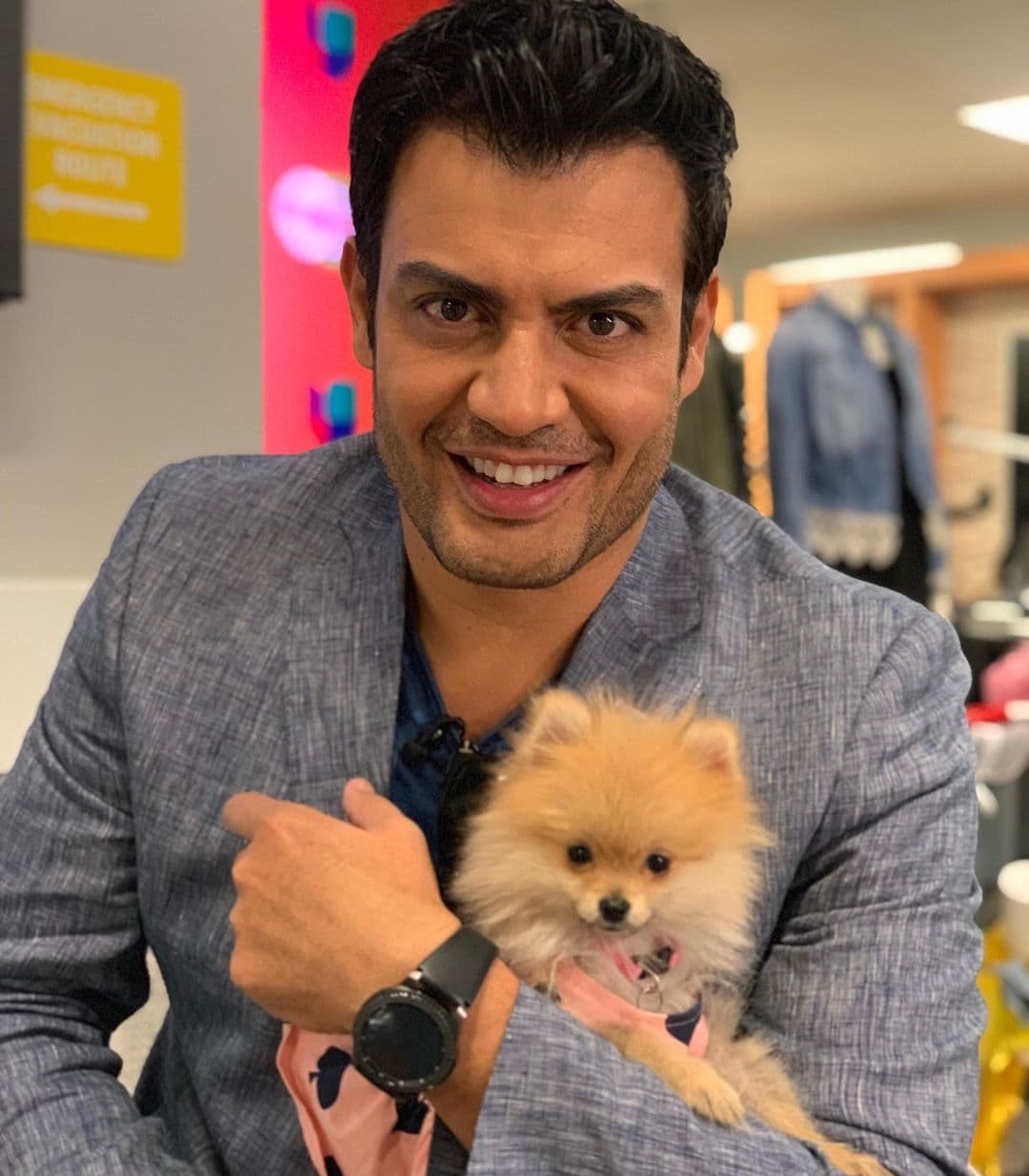 Por su parte, Bombom parece tener buen gusto. La peludita quedó prendada del galán Andrés Palacios.