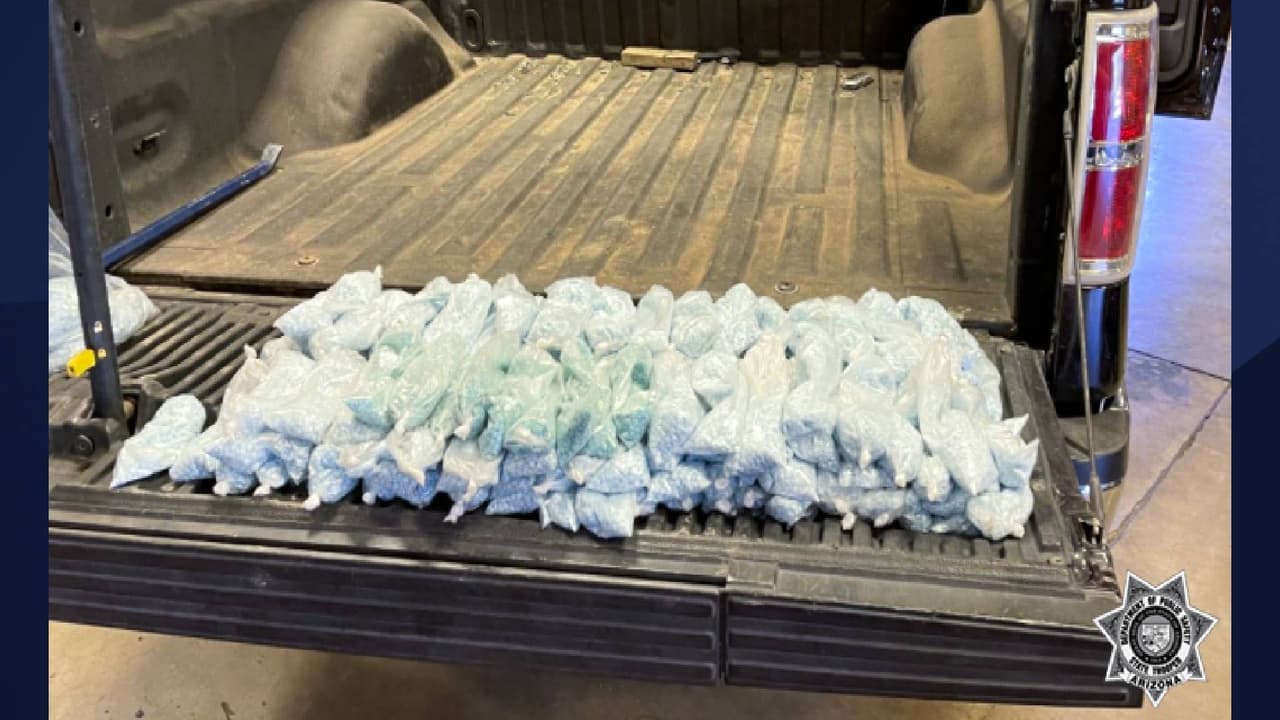 Como resultado de la parada de tráfico en el I-10, agentes obtuvieron una orden de registro para
<b>un segundo vehículo, una camioneta Dodge</b>, explicó en un comunicado el Departamento de Seguridad Pública de Arizona.
<a href="https://www.facebook.com/Ariz.DPS/posts/4560059160728252" target="_blank">Imágenes publicadas en Facebook</a> por el departamento revelan que la camioneta llevaba una carga de; 37 libras de
<a href="https://www.univision.com/local/arizona-ktvw/arrestan-itzel-lopez-juana-miranda-gomez-traficar-pastillas-oxicodona-falsificadas-fentanilo-yuma-arizona-segun-dps-fotos">píldoras de fentanilo</a>, 8 libras de metanfetamina, 7 libras de heroína y 4.95 libras
<i>de una sustancia desconocida</i>. Autoridades identificaron al conductor de este auto como Kevin Valdez, de 27 años.