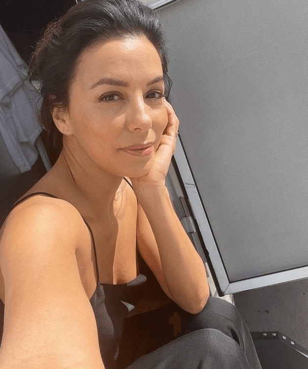 Eva Longoria
<br>
<a href="https://www.univision.com/deportes/eva-longoria-termina-de-grabar-su-primer-pelicula-como-directora-fotos">La actriz</a> mejor conocida como Gabrielle en la serie 
<i>Desperate Housewives</i>, suele presumir en Instagram su vida en compañía de su pequeño hijo Santiago y en ocasiones también muestra su rostro sin maquillaje.