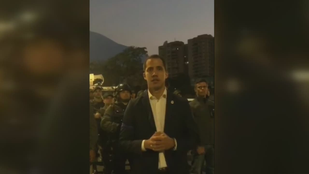 “Vamos a la calle hasta que consolidemos el fin de la usurpación”, Guaidó junto a Lepoldo López desde base militar en Caracas