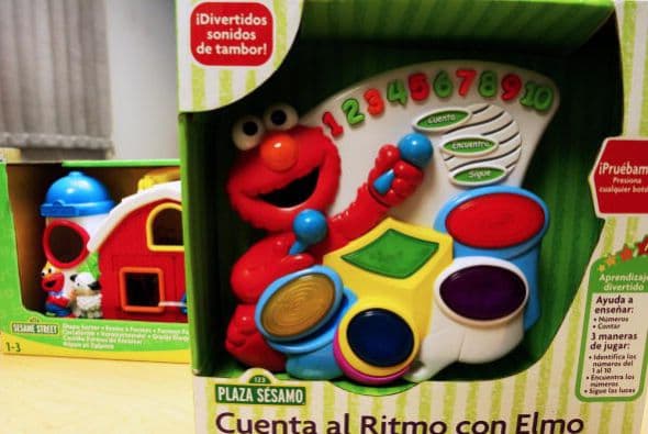 1. ELMO, ABELARDO Y DORA. Fisher Price, una unidad de Mattel Inc, tuvo que recuperar alrededor de millón y medio de estos juguetes fabricados en 2007 en China, por un contratista que la empresa no identificó. La pintura que decoraba a Elmo Risitas, la camioneta parlante de Dora, Barney teléfono buenos modales y otros, contenía demasiado plomo.