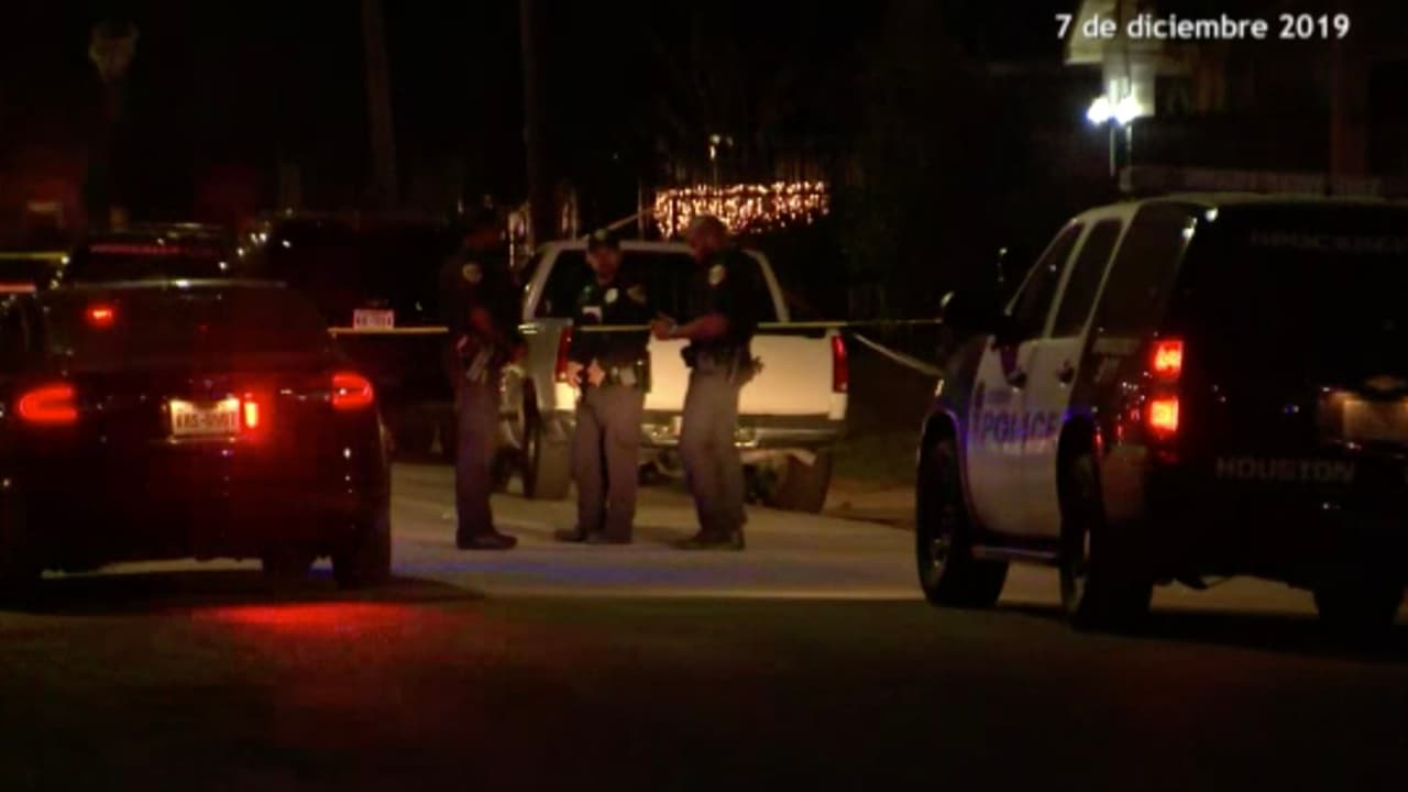 Según HPD, una mujer llamó a la policía diciendo que estaba siendo atacada por su novio, que estaba armado con dos pistolas. 
<a href="https://www.univision.com/local/houston-kxln/todo-listo-para-dar-el-ultimo-adios-al-sargento-chris-brewster-fotos">Brewster</a> fue el oficial que respondió.