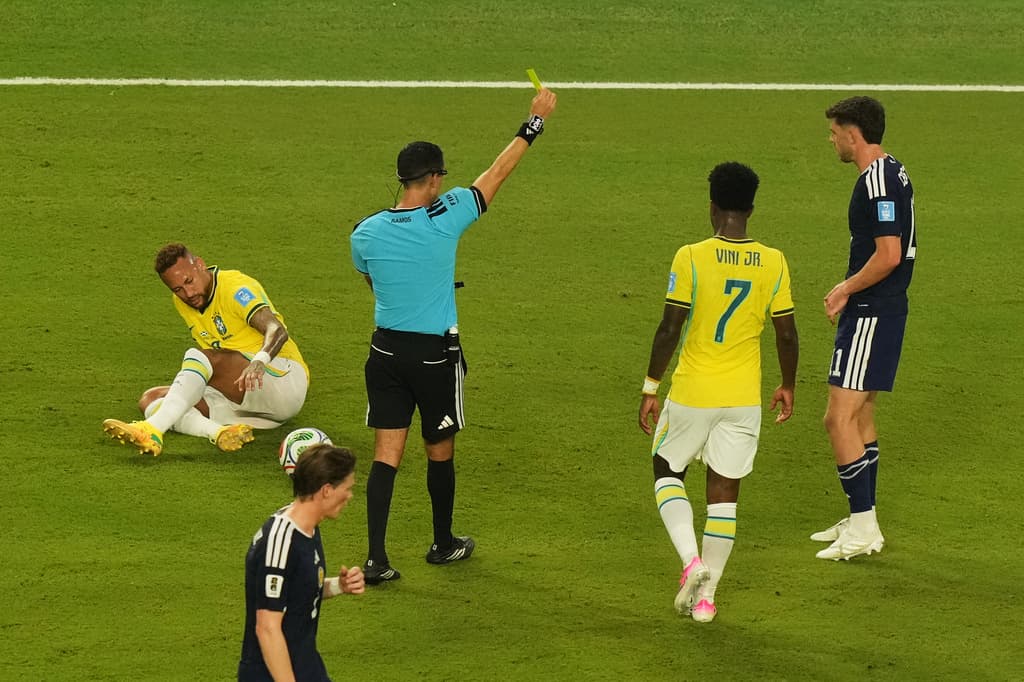 El escocés Ryan Christie (11) recibe una tarjeta amarilla del árbitro