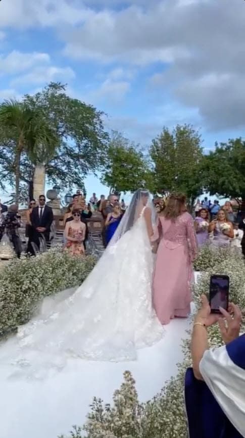 La cola y el velo eran largos y resaltaba el encaje en ellos.
<br>