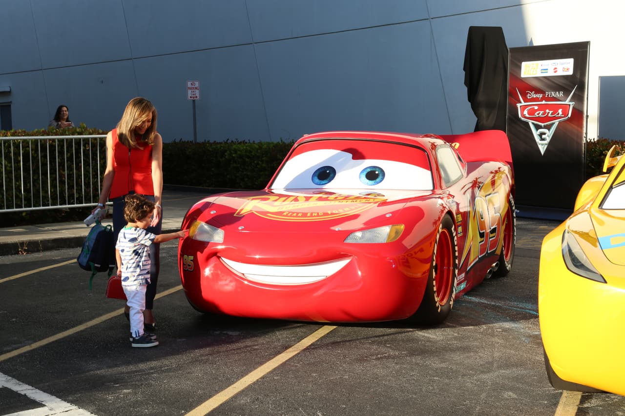 Rayo McQueen no llegó solo, trajo de visita a sus nuevos amiguitos y Bruce quería conocerlos.